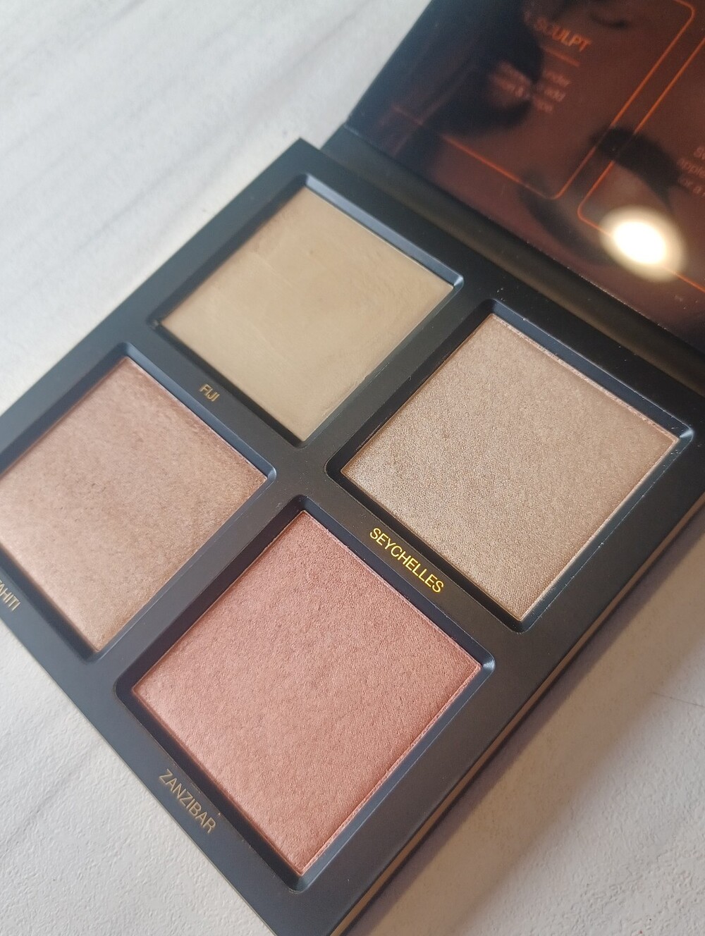 HUDA BEAUTY 3D HIGHLIGHTER PALETTE